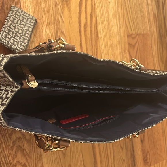 Tommy Hilfiger purse - Picture 3 of 3